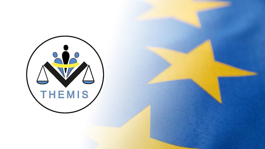 Gelbe Sterne auf einem blauen Untergrund. Links ist das THEMIS-Logo mit der symbolischen Darstellung einer Waage abgebildet. (Quelle: Alterfalter_stock.adobe.com) Gelbe Sterne auf einem blauen Untergrund. Links ist das THEMIS-Logo mit der symbolischen Darstellung einer Waage abgebildet.