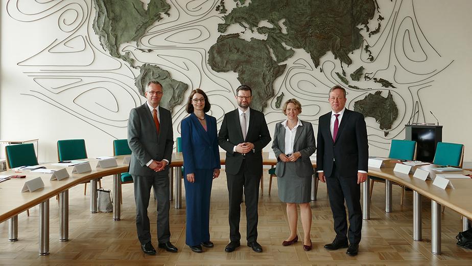 Von links nach rechts: Abteilungsleiter Z BMJ Dr. Ivo Thiemrodt, Bundesjustizminister Dr. Marco Buschmann, Staatssekretärin Dr. Angelika Schlunck, Präsidentin des BfJ Veronika Keller-Engels und Vizepräsident des BfJ Jan Versteegen Von links nach rechts: Abteilungsleiter Z BMJ Dr. Ivo Thiemrodt, Bundesjustizminister Dr. Marco Buschmann, Staatssekretärin Dr. Angelika Schlunck, Präsidentin des BfJ Veronika Keller-Engels und Vizepräsident des BfJ Jan Versteegen
