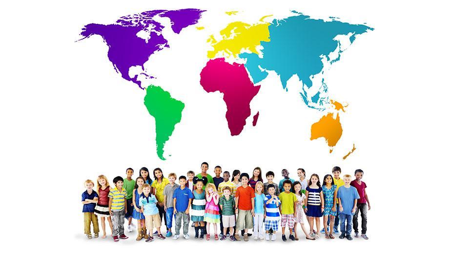 Weltkarte mit farblich markierten Kontinenten; darunter eine Gruppe Kinder unterschiedlichster Herkunft.