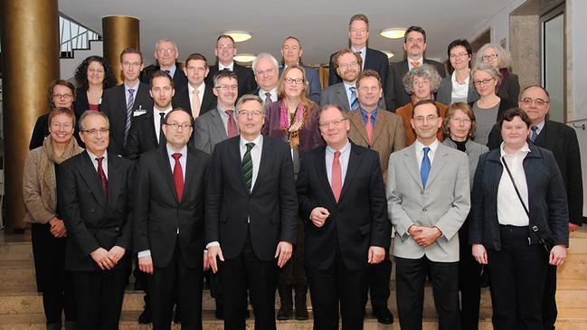 Gruppenfoto mit den Mitgliedern des Lenkungsausschusses des Kompetenzzentrums Rechtsinformationssystem des Bundes